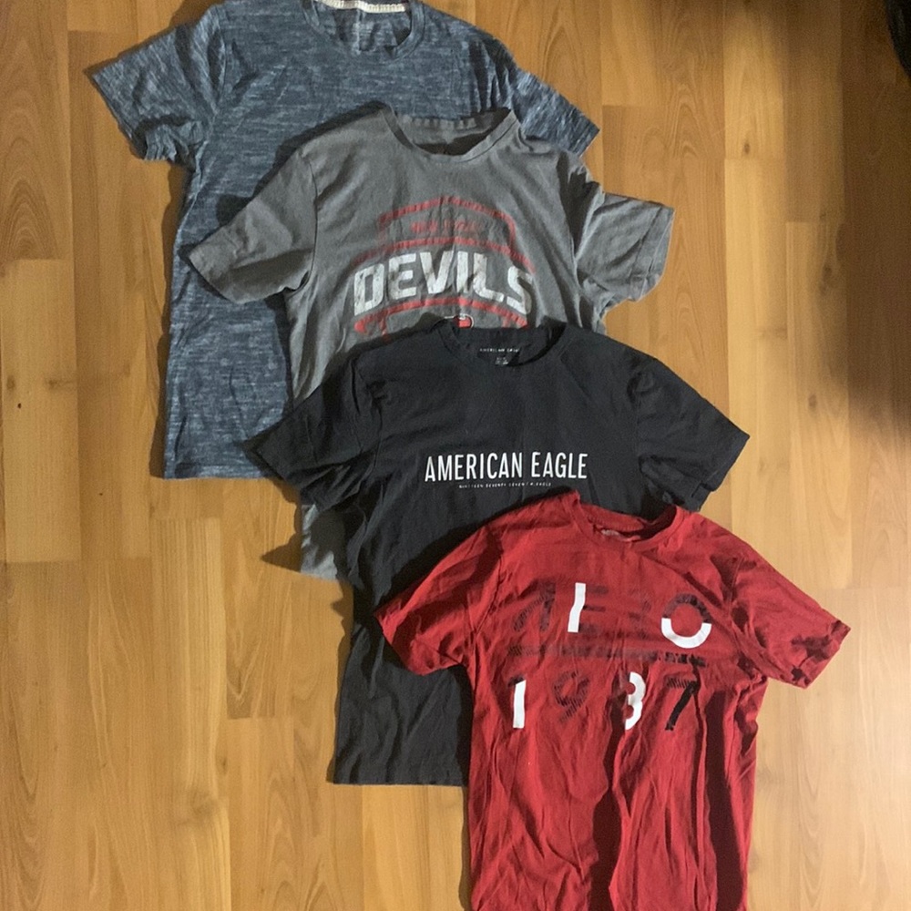 Medium Aéropostole, American Eagle, NJ Devils, and Hollister T-Shirts
